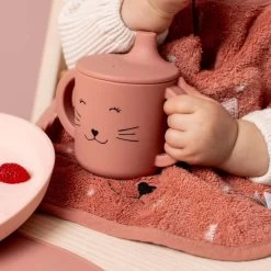 Tasse D'apprentissage En Silicone "Mrs. Cat" TRIXIE -Bébés Produits Magasin tasse d apprentissage en silicone mrs cat trixie 2